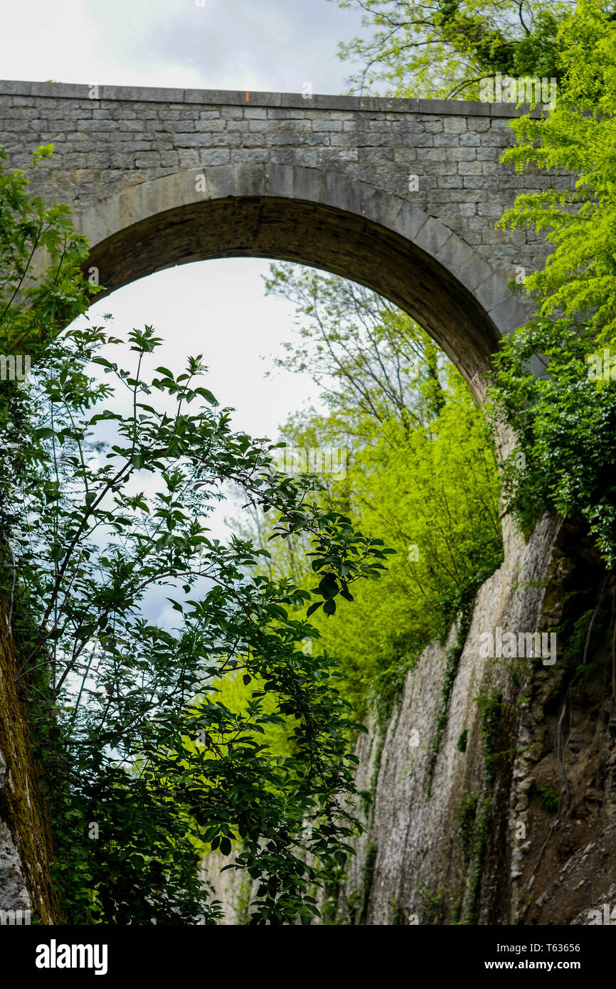 Ponte che attraversa un ex ferrovia, Chomerac, Ardeche, Francia Foto Stock