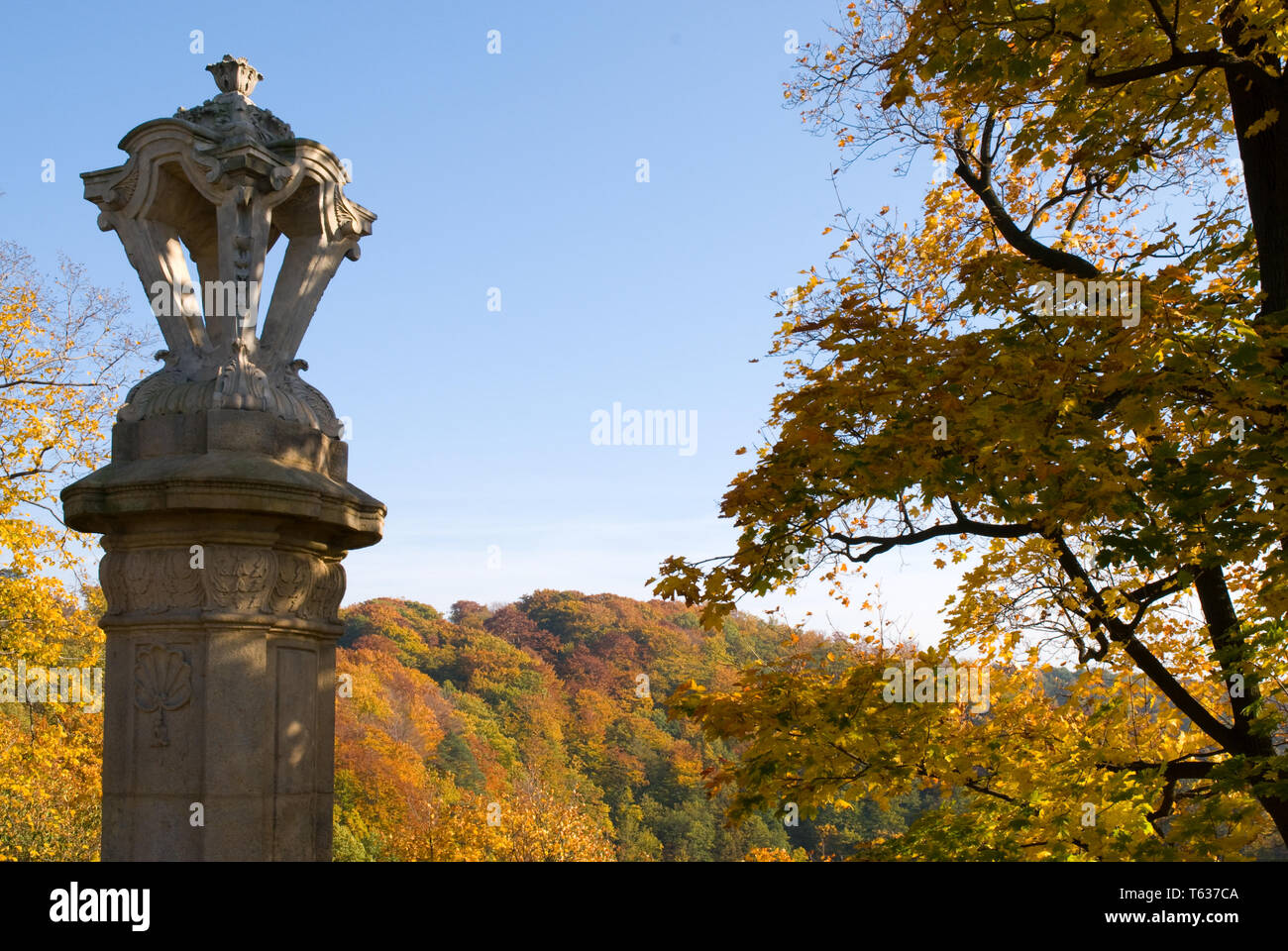 Il castello di Ksiaz in autunno - una scultura Foto Stock