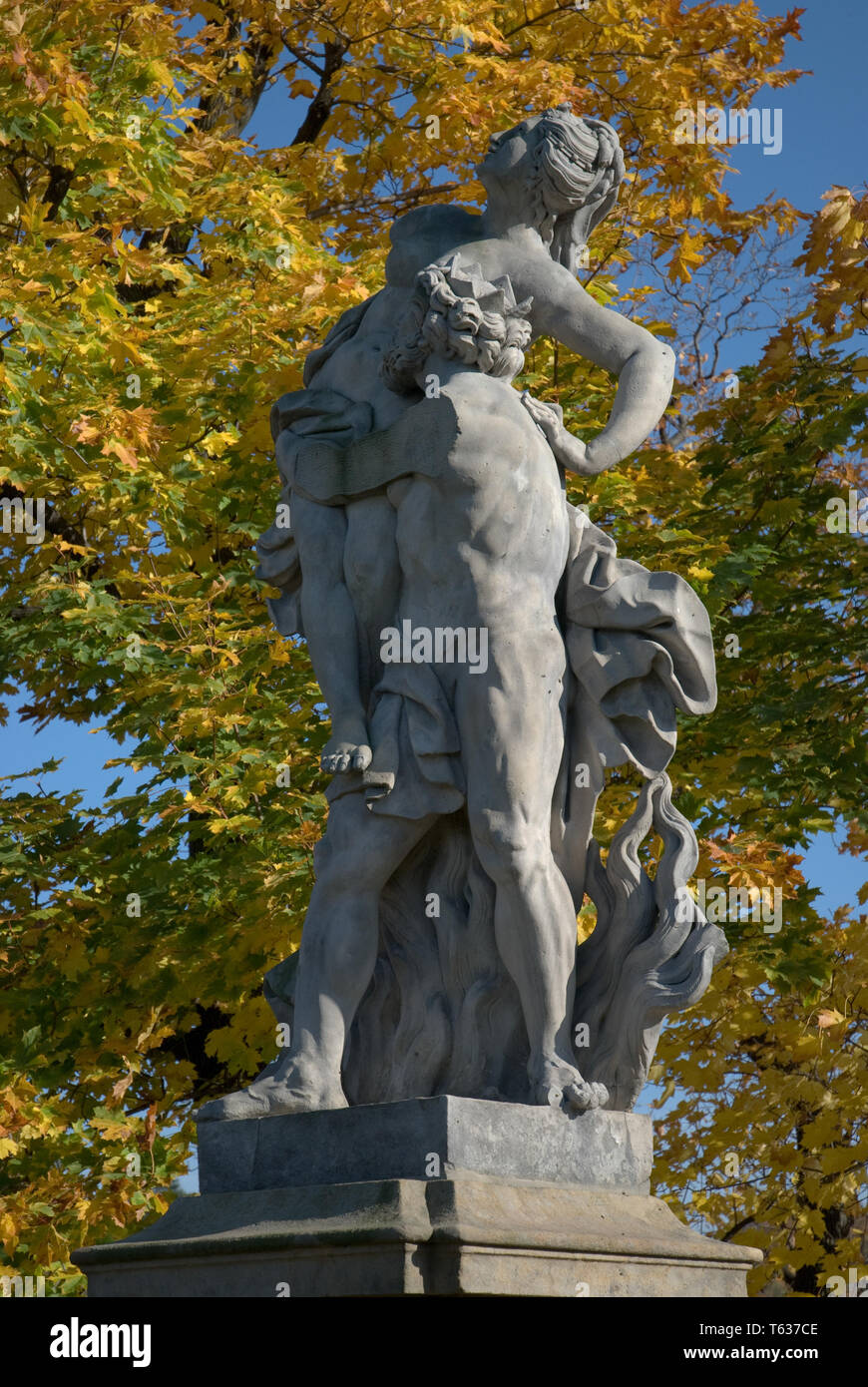 Il castello di Ksiaz in autunno - una statua mitologica Foto Stock