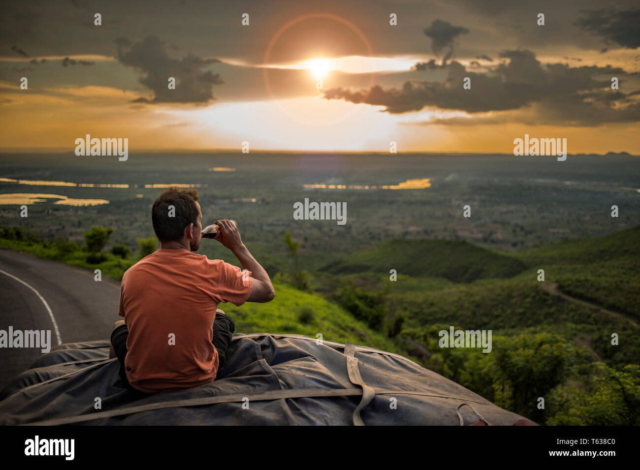 Autostop ammirando il tramonto africano Foto Stock