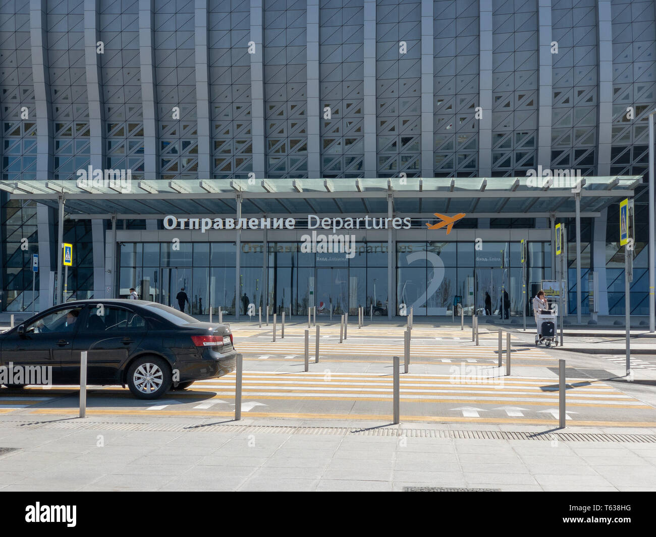 Simferopol, Repubblica di Crimea - Marzo 23, 2019: parcheggio presso il nuovo aeroporto edificio nella città di Simferopol. Аэропорт Парковка город Симферополь Foto Stock