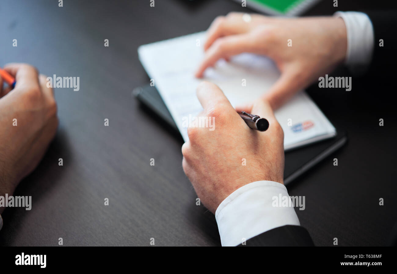 Le mani di close-up di personale di ufficio alla riunione Foto Stock