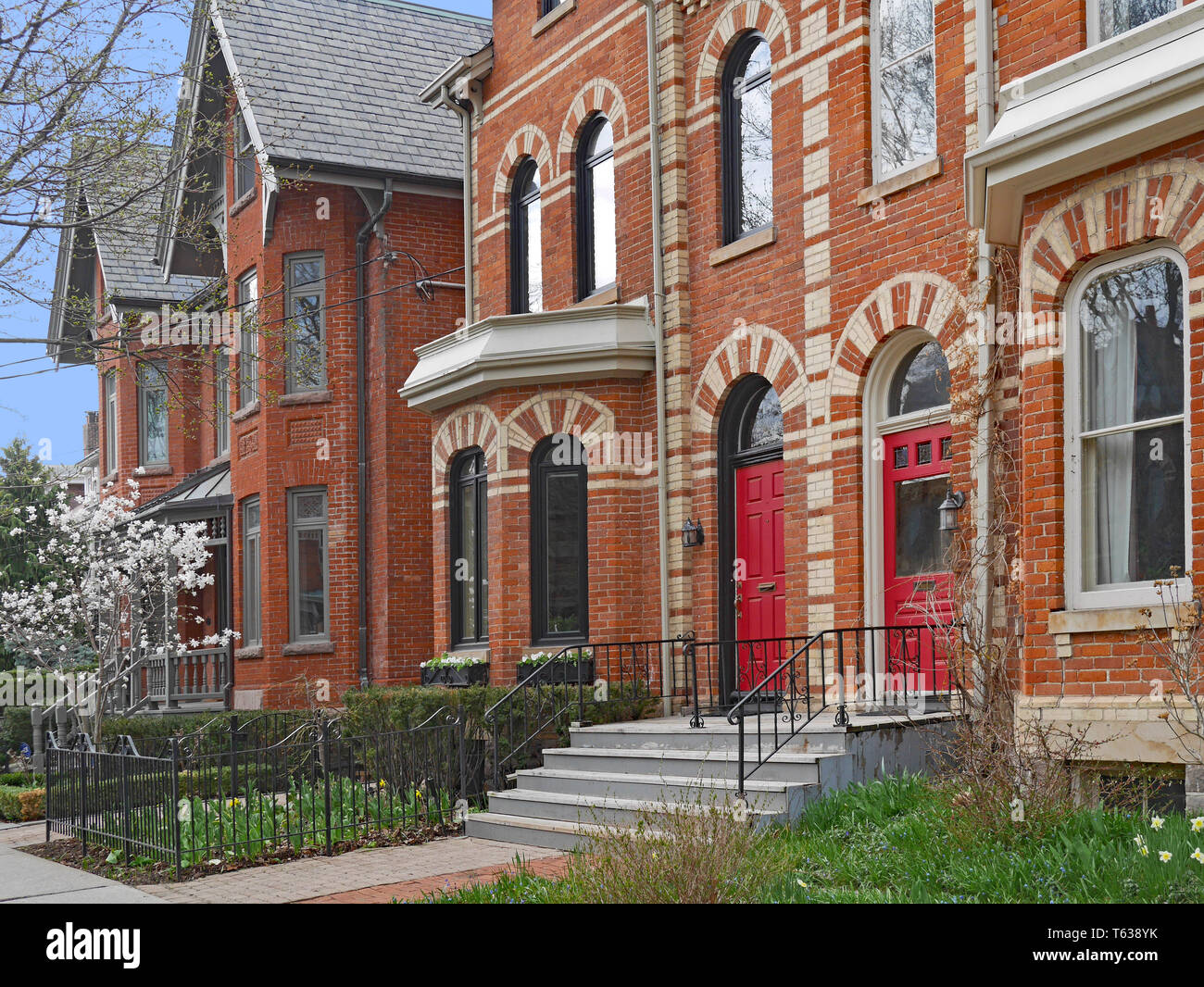 Vecchie case in stile vittoriano con multi-mattoni colorati Foto Stock