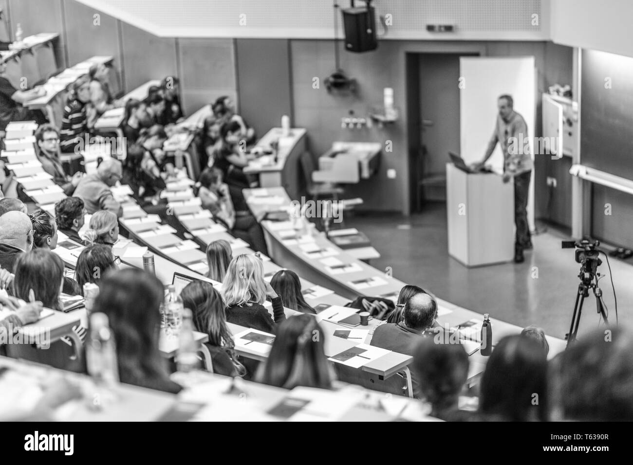 Altoparlante esperto dando un talk a scientifici business conference evento. Foto Stock