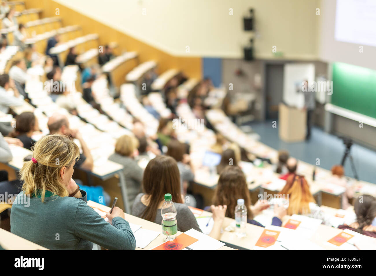 Altoparlante esperto dando un talk a scientifici business conference evento. Foto Stock