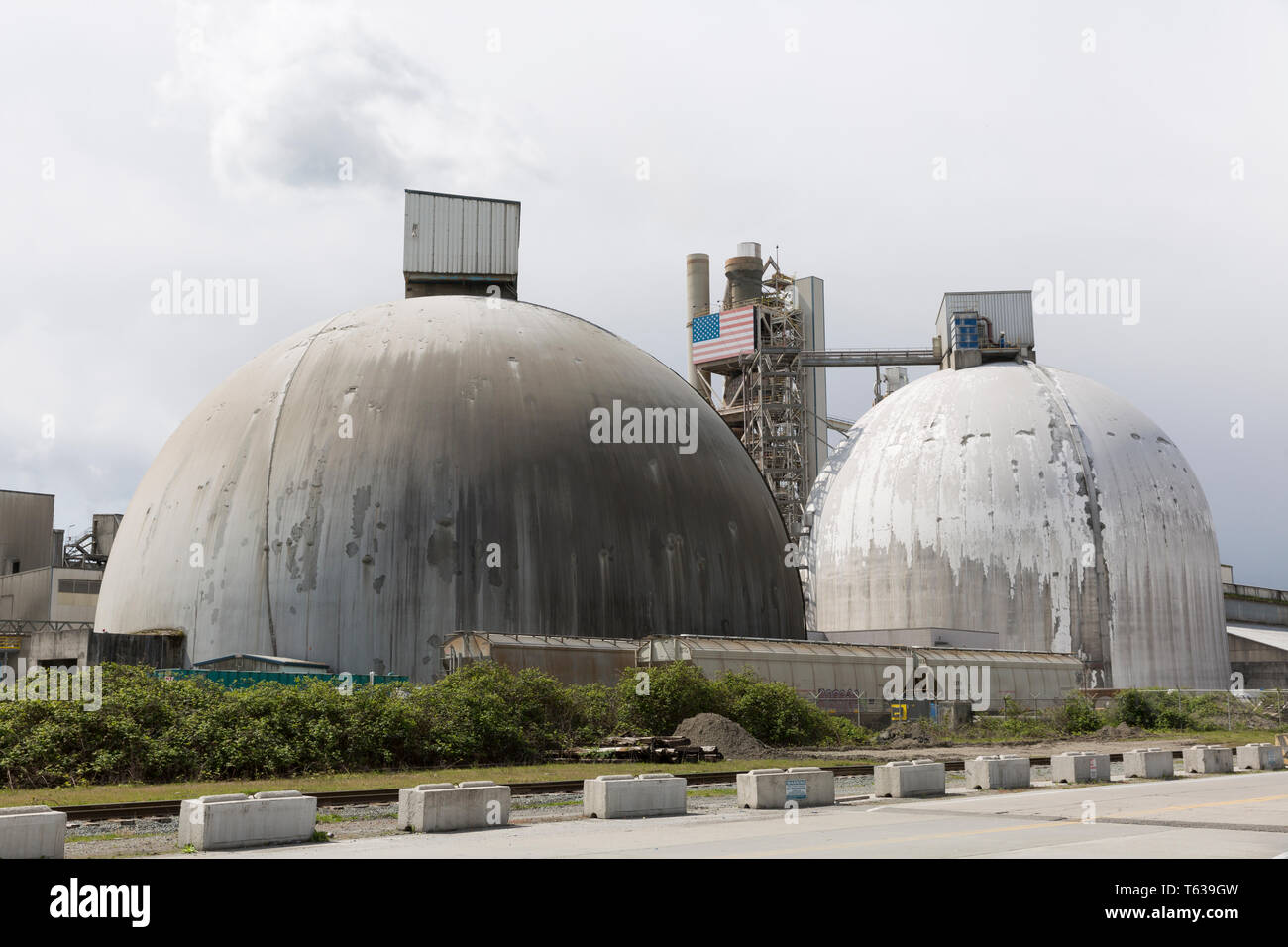 Seattle, Washington: Ash Grove Cement Company di cemento del bulk cupole di storage nel distretto industriale. Foto Stock