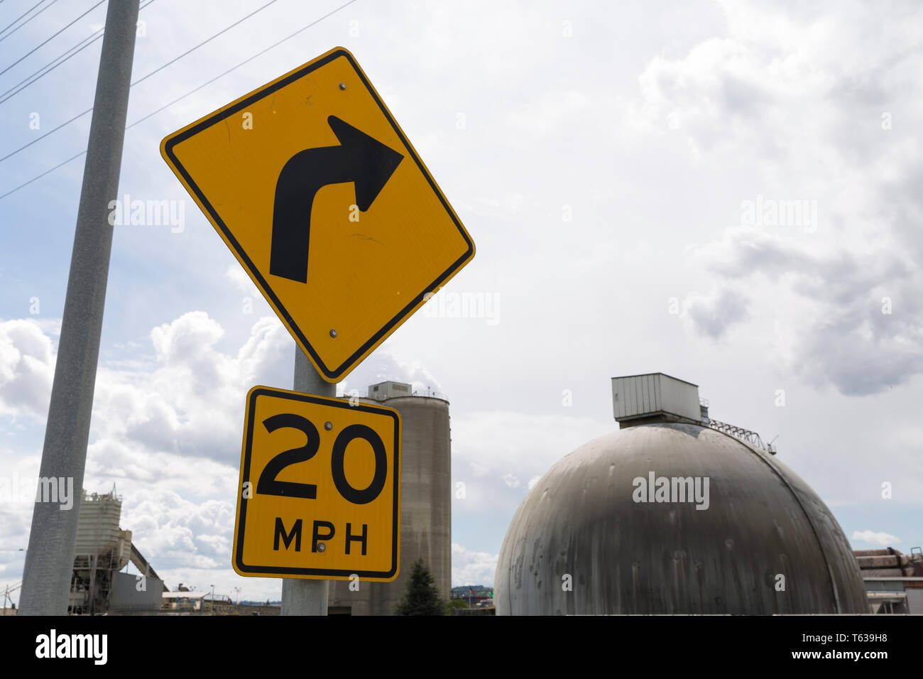Seattle, Washington: il traffico cartelli di avvertimento nelle vicinanze del Ash Grove Cement Company di cemento del bulk cupole di storage nel distretto industriale. Foto Stock