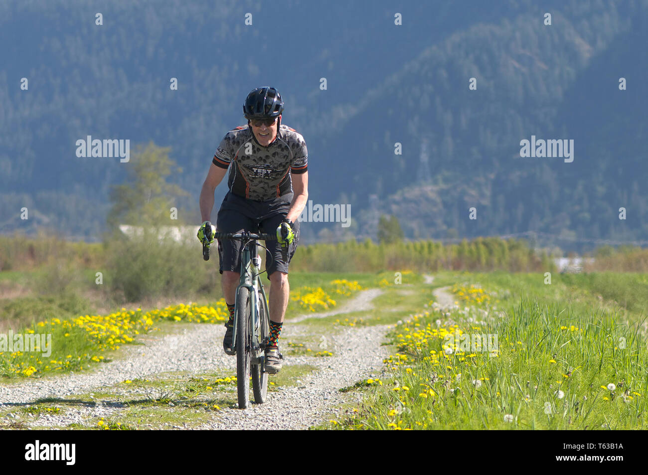 Aprile 28, 2019 Rock Ridge Volume 1 gara ciclistica in Maple Ridge, British Columbia, Canada. Ciclista a cavallo lungo un dicco di ghiaia. Foto Stock