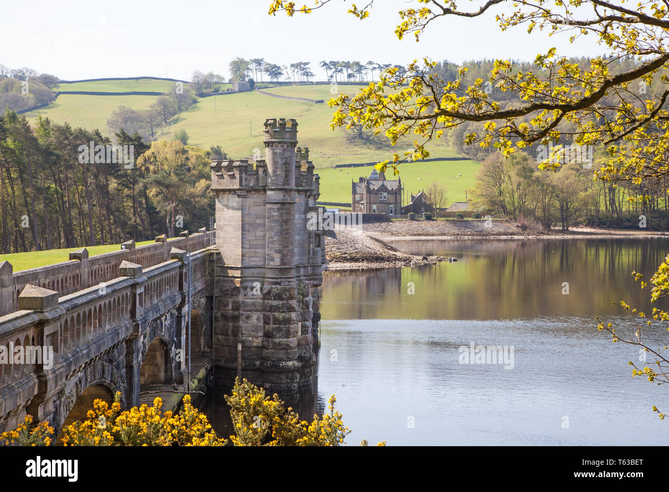 La diga di parete al di sopra del serbatoio Gouthwaite Nidderdale nel Yorkshire Dales England Regno Unito Foto Stock