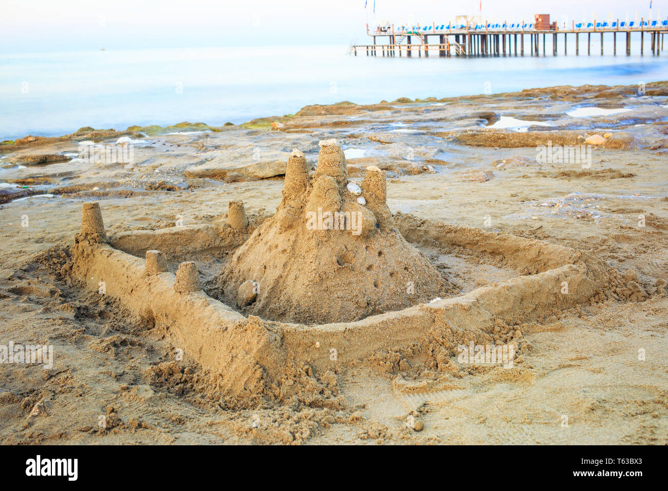 Castello di sabbia la mattina spiaggia sabbiosa. Foto Stock
