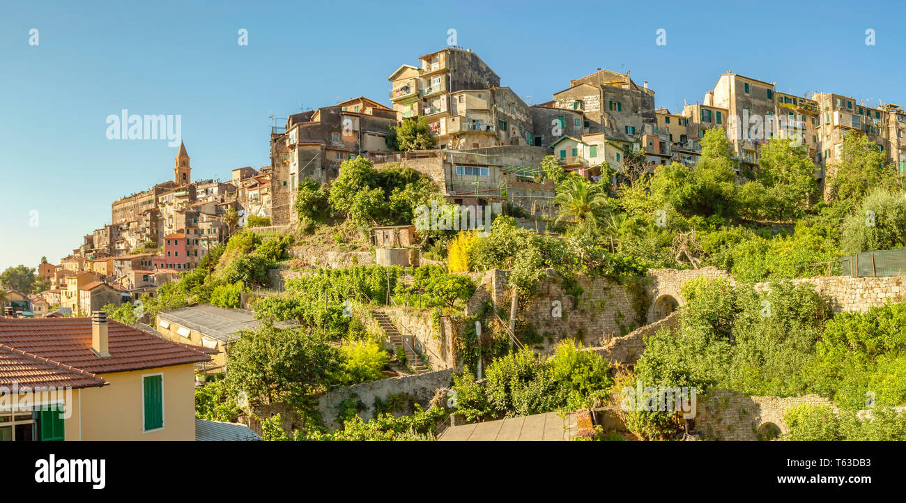 Centro storico di Ventimiglia, Liguria, Italia nord-occidentale Foto Stock