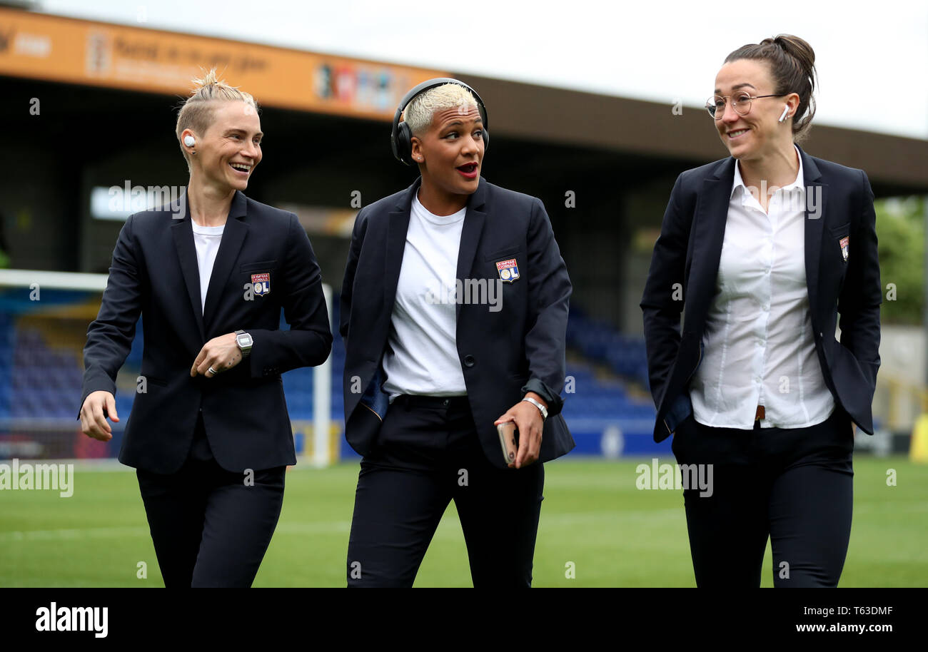 Lione in bronzo di Lucy e la sua§ compagni di squadra davanti al femminile UEFA Champions League semi finale seconda gamba corrispondono al Cherry Red Records Stadium, Londra Foto Stock