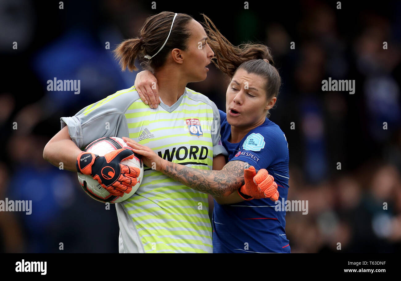 Chelsea è Ramona Bachmann tenta di recuperare la palla off Lyon's Sarah Bouhaddi durante il femminile UEFA Champions League semi finale seconda gamba corrispondono al Cherry Red Records Stadium, Londra Foto Stock