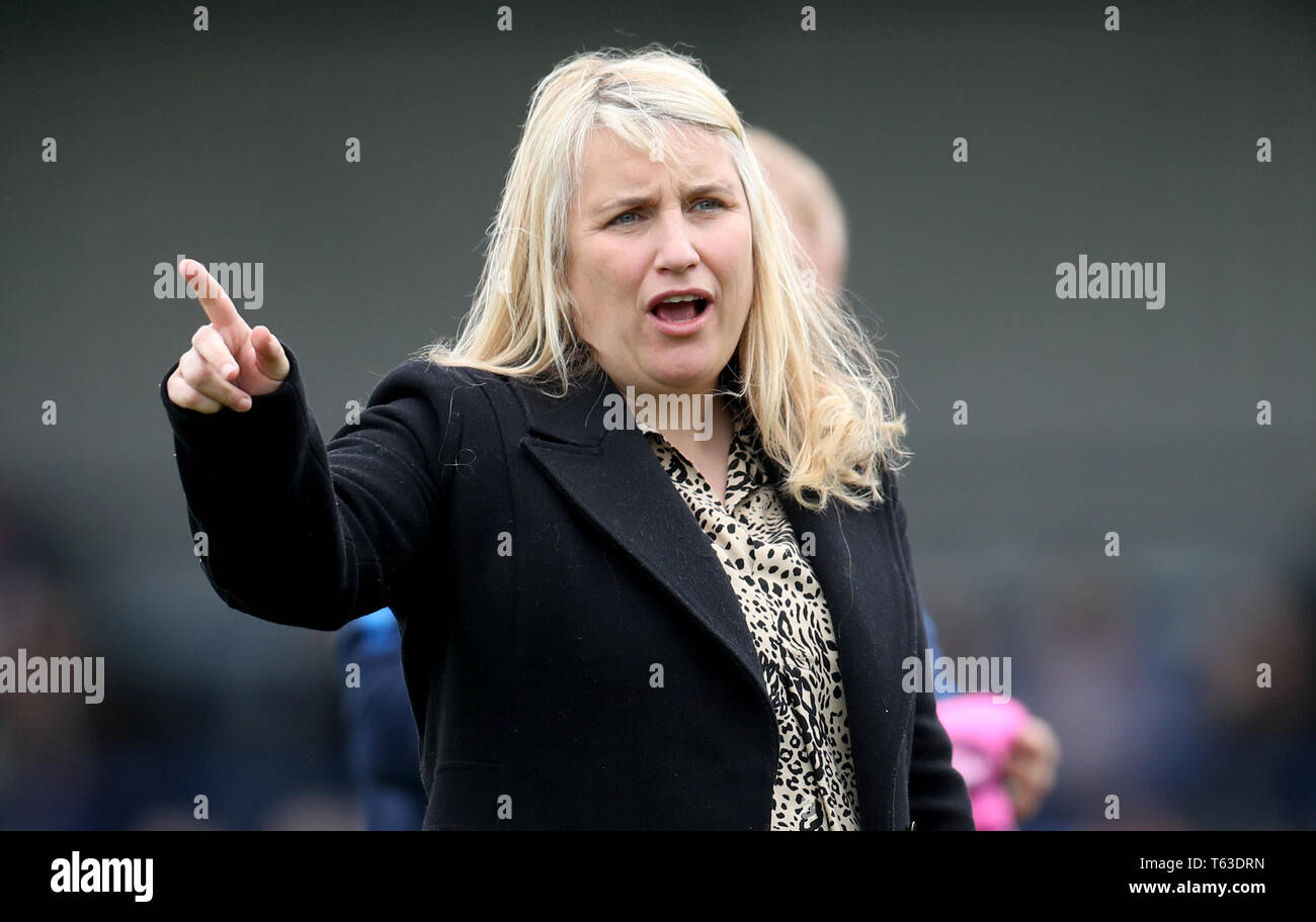 Chelsea manager Emma Hayes durante il femminile UEFA Champions League semi finale seconda gamba corrispondono al Cherry Red Records Stadium, Londra Foto Stock