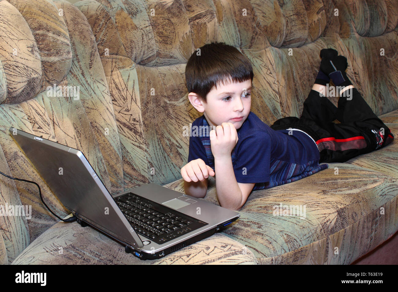 Piccolo Ragazzo con i notebook a casa Foto Stock