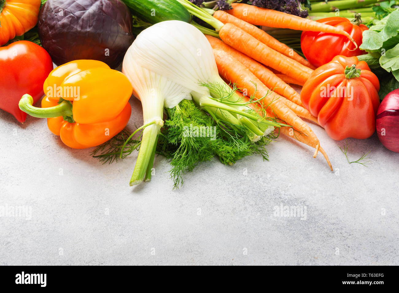 Fresche verdure crude su off lo sfondo bianco, copia di spazio, il fuoco selettivo Foto Stock