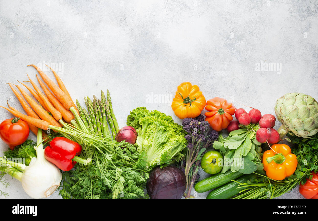 Fresche verdure crude su off lo sfondo bianco, vista dall'alto uno spazio di copia, il fuoco selettivo Foto Stock