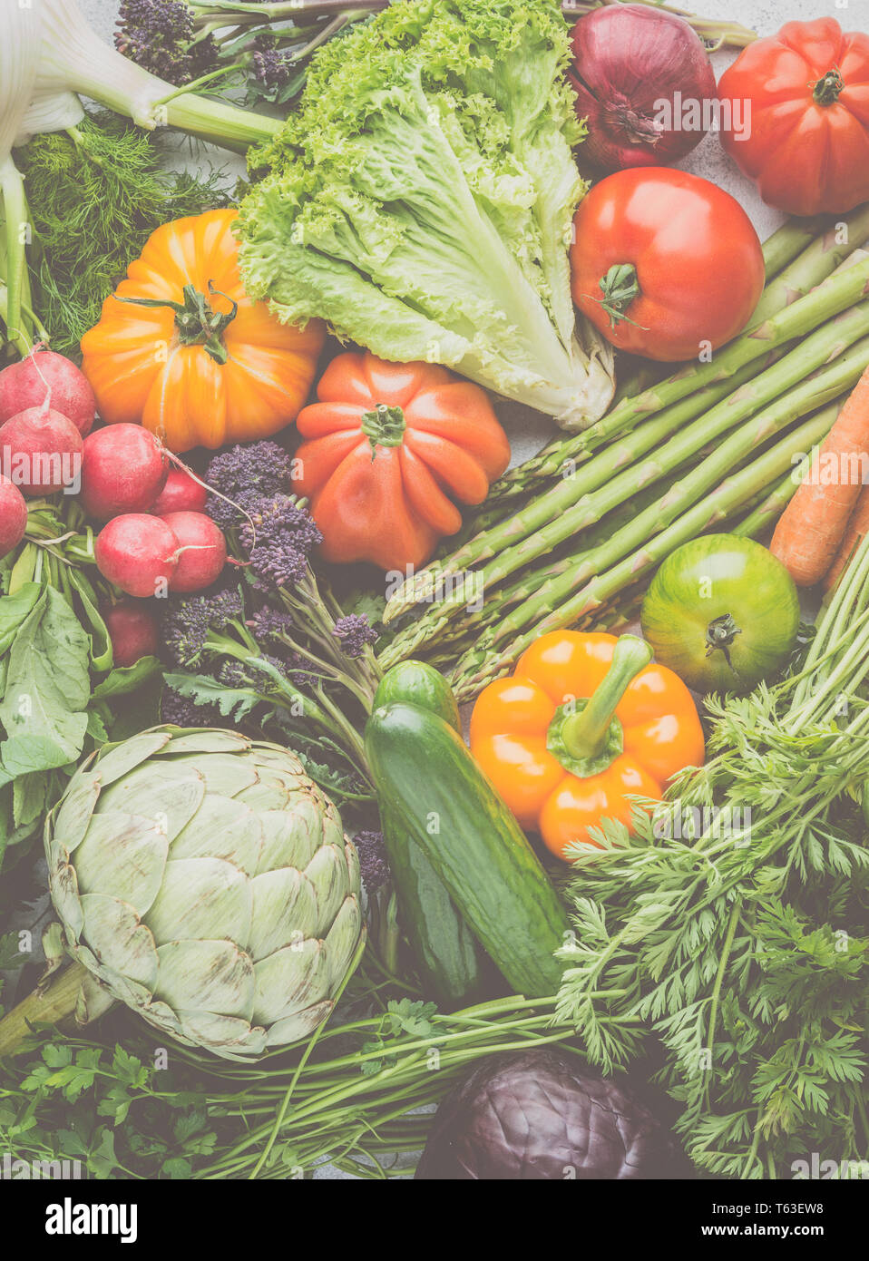Fresche verdure crude sfondo, carote Cavolo broccoli asparagi pepe finocchio insalata di pomodori artichocke, tonica, vista dall'alto, il fuoco selettivo Foto Stock