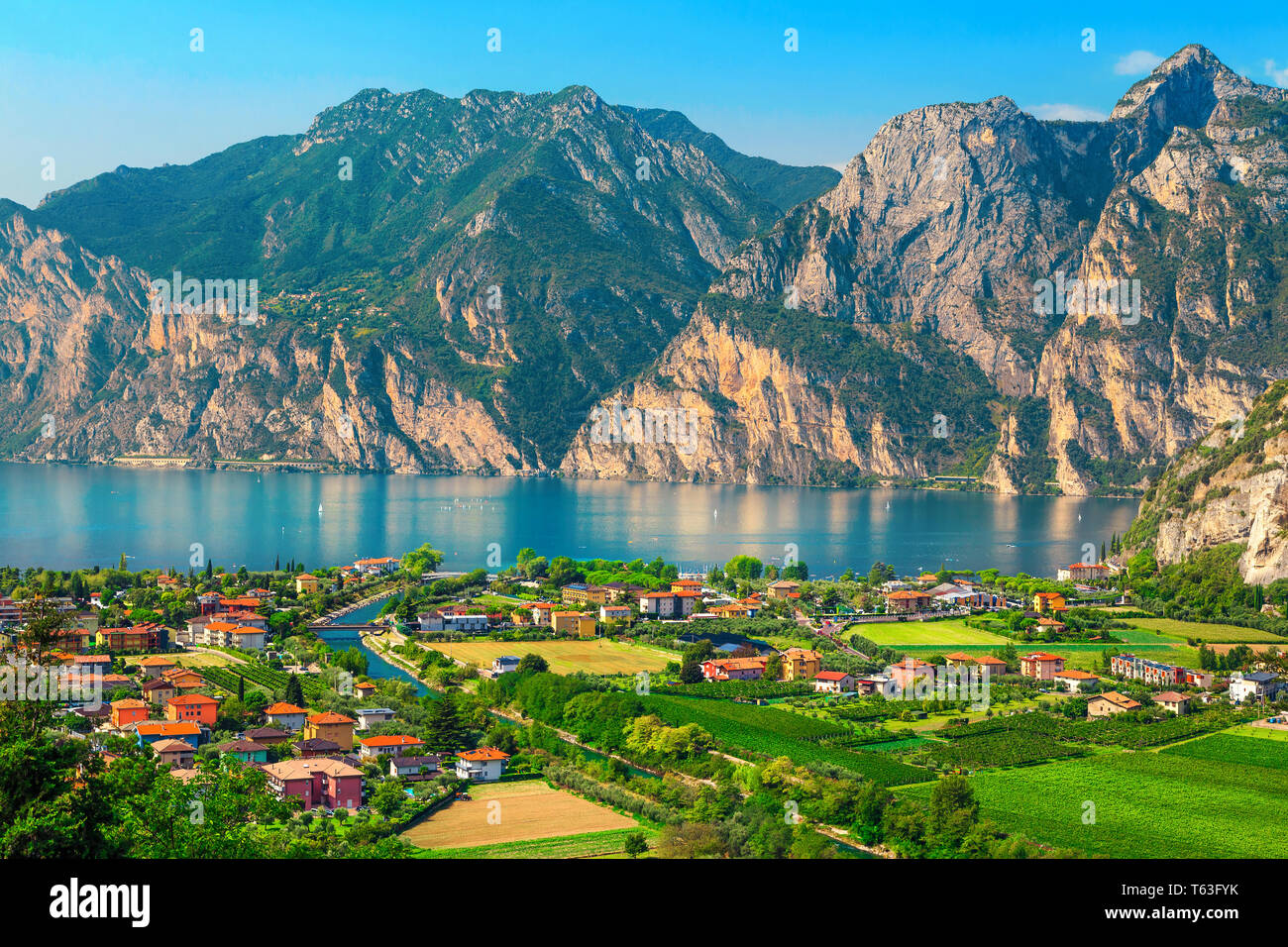 Spettacolare viaggio estivo e la ricreazione di destinazione. Vacanze Estate posizione con il lago di Garda e Torbole città turistica, Italia, Europa Foto Stock