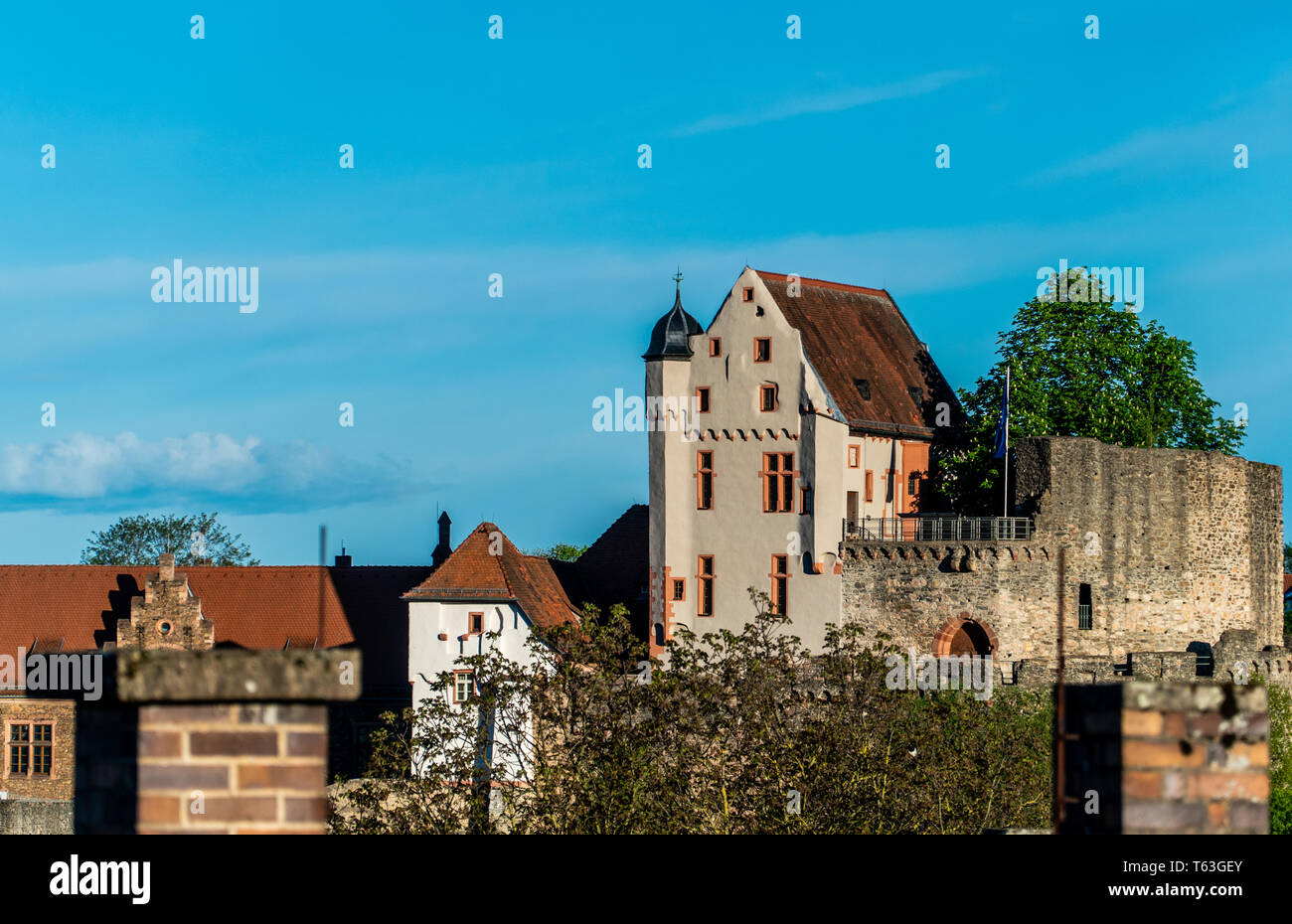 Un tedesco medievale castello che si erge sulla collina. Bavaria. Foto Stock