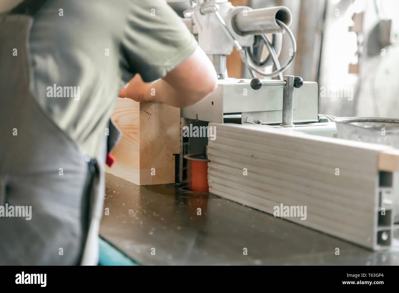 Lavorazione di travi in legno sulla macchina. Il processo di lavorazione. Foto Stock