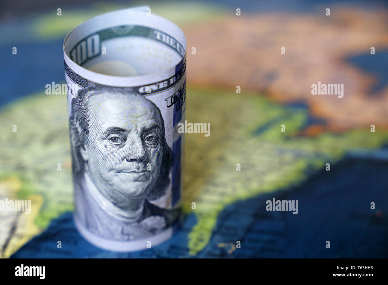 Le fatture del dollaro sulla mappa degli STATI UNITI D'AMERICA. Concetto di americani economia e finanza, del mercato azionario la politica statunitense Foto Stock