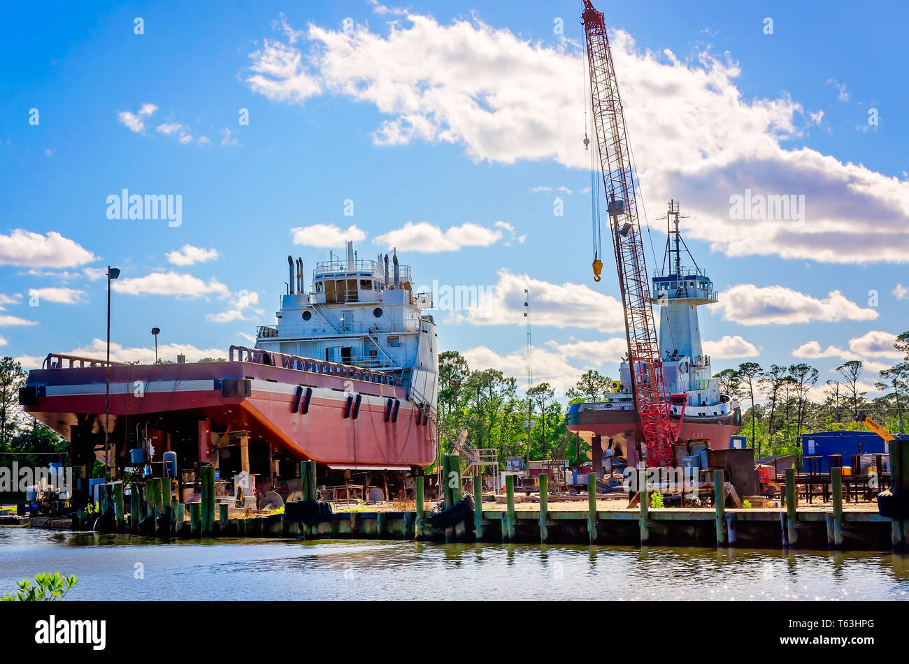 Navi da rifornimento sedersi a un cantiere navale in bacino di carenaggio per le riparazioni, 14 aprile 2019, in Coden, Alabama. Foto Stock