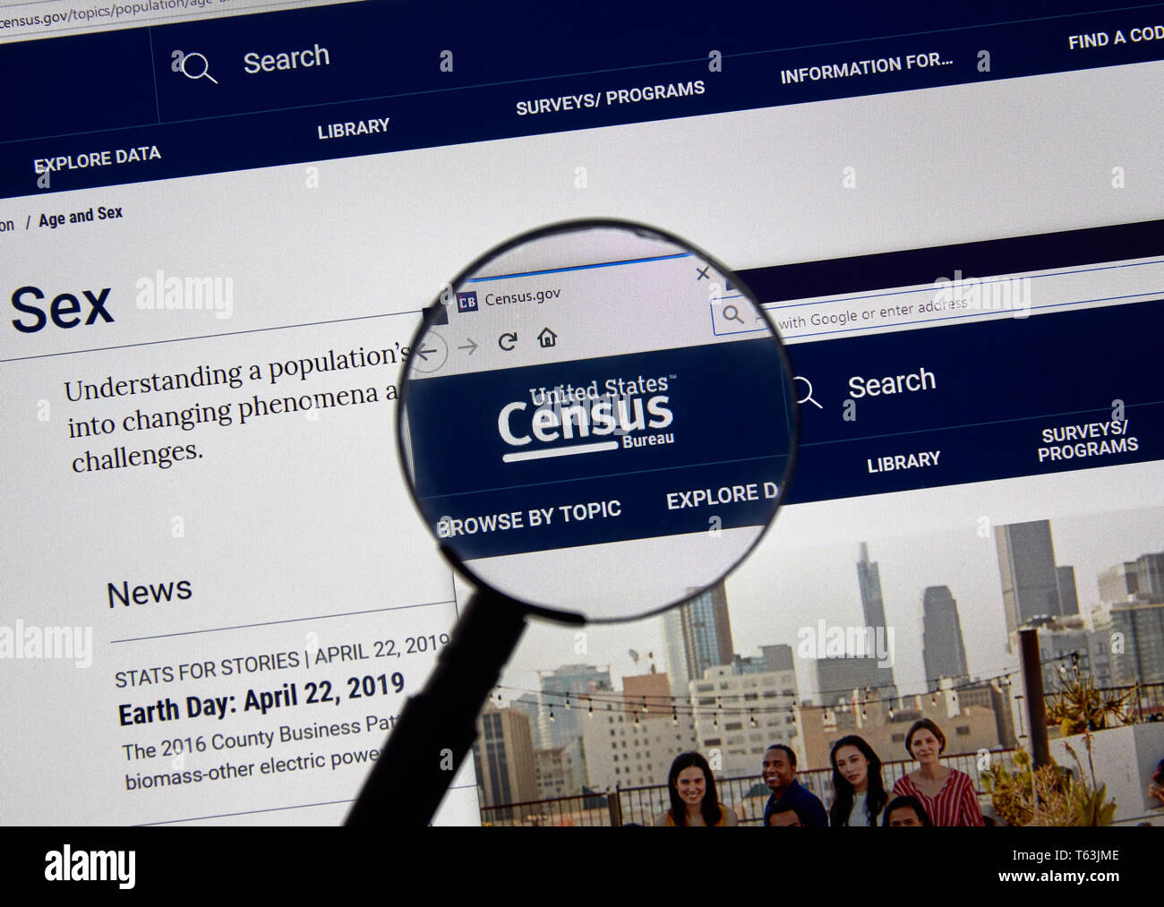 MONTREAL, Canada - 24 Aprile 2019 : Census.gov Governo USA home page sotto la lente di ingrandimento. Foto Stock