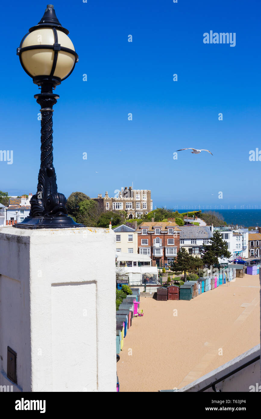 Broadstairs Kent.UK. Un piedistallo lampione sorge sulla sommità di una scala che conduce in basso verso la spiaggia. Foto Stock