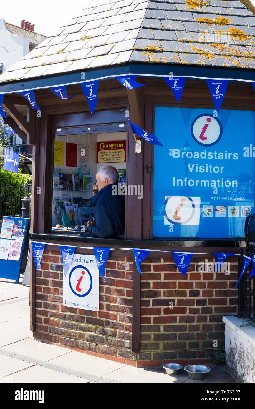 Broadstairs, Kent, Regno Unito. Due informazioni per i visitatori dei collegi a sedersi in un visitor information booth. Foto Stock