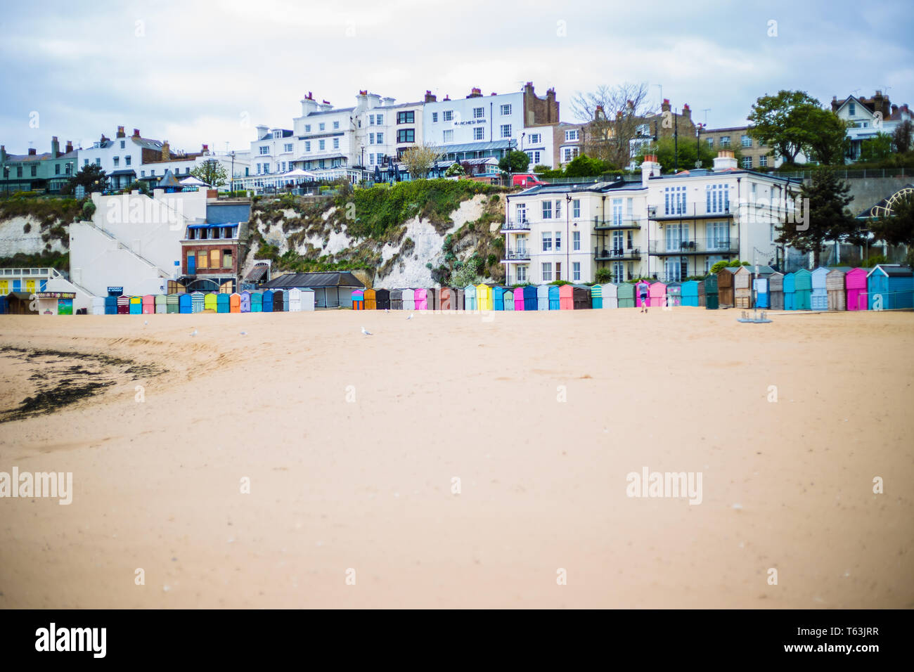 Broadstairs, Kent, Regno Unito. Cabine sulla spiaggia, sulla sabbia in Broadstairs. Foto Stock