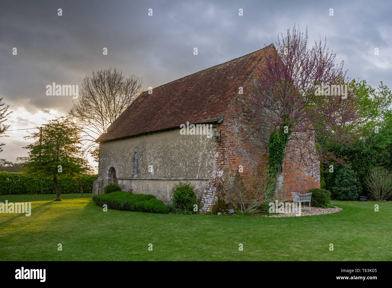 San Giovanni Battista a cura di TDC, una chiesa ridondante in Eldon superiore nella luce della sera, Hampshire, Inghilterra, Regno Unito Foto Stock