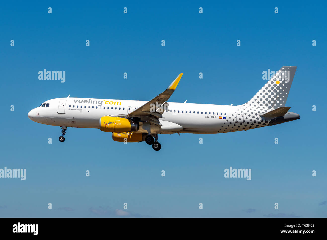 Vueling Airbus A320 con alette sull approccio, dall'aeroporto El Prat di Barcellona, in Catalogna, Spagna Foto Stock