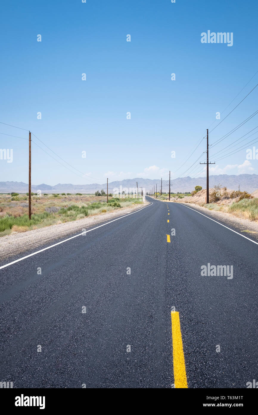 Deserta strada secondaria in Arizona, Stati Uniti d'America Foto Stock