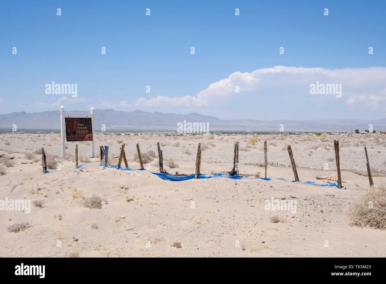 Abbandonato lo sviluppo immobiliare su una zona del deserto in Arizona, Stati Uniti d'America Foto Stock
