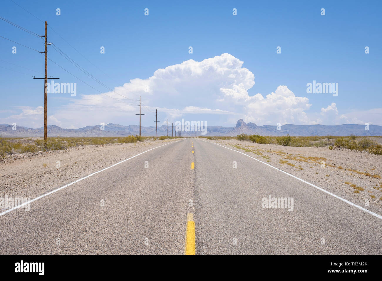 Deserta strada secondaria in Arizona, Stati Uniti d'America Foto Stock