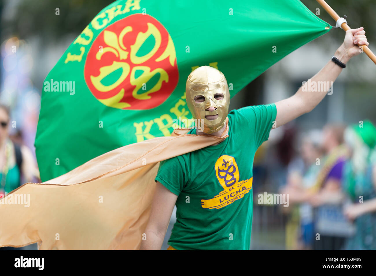 New Orleans, Louisiana, Stati Uniti d'America - 23 Febbraio 2019: Mardi Gras Parade, membri di El Lucha Krewe, balli presso il Mardi Gras Parade Foto Stock