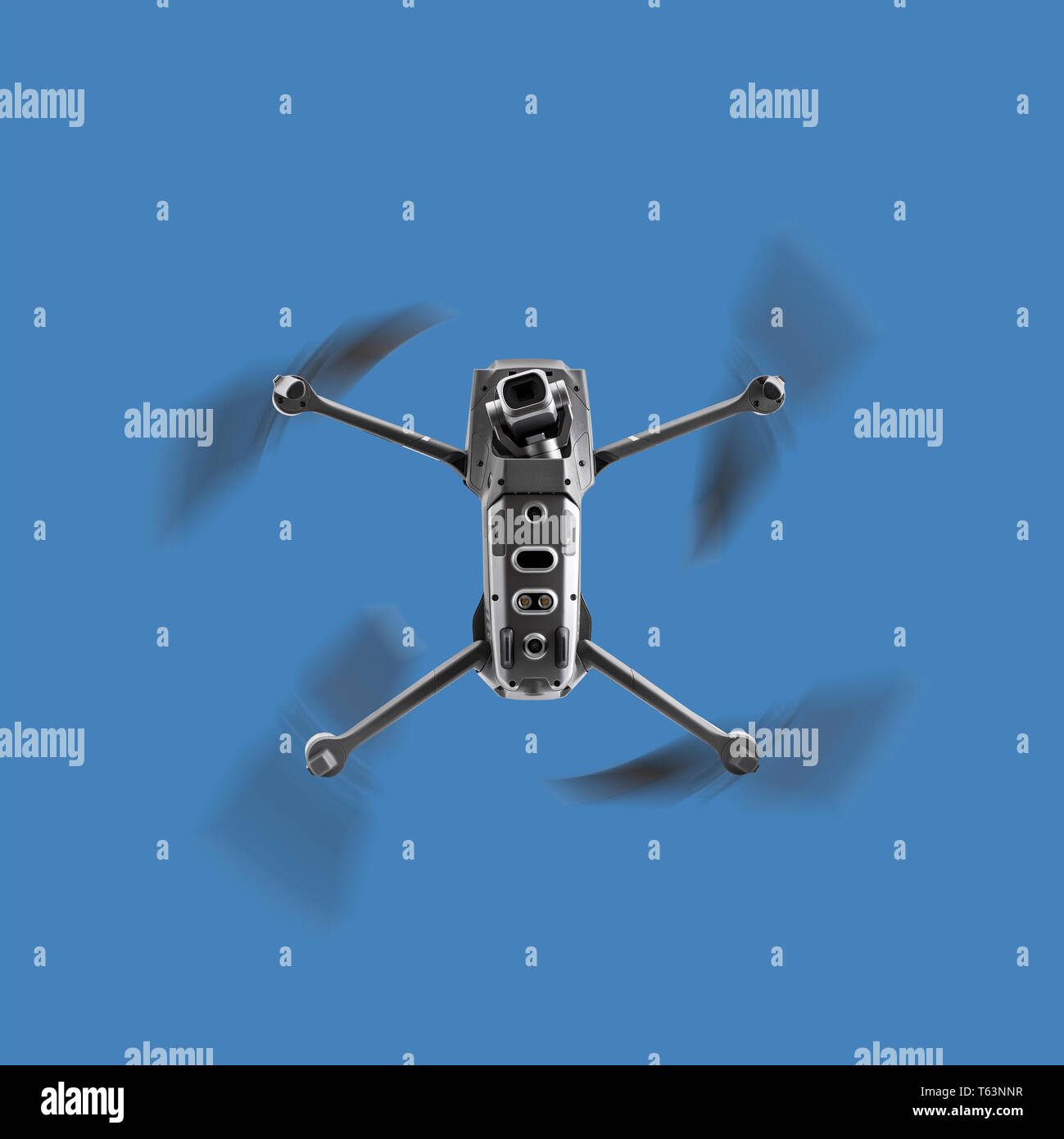Drone in volo su un cielo blu sullo sfondo Foto Stock