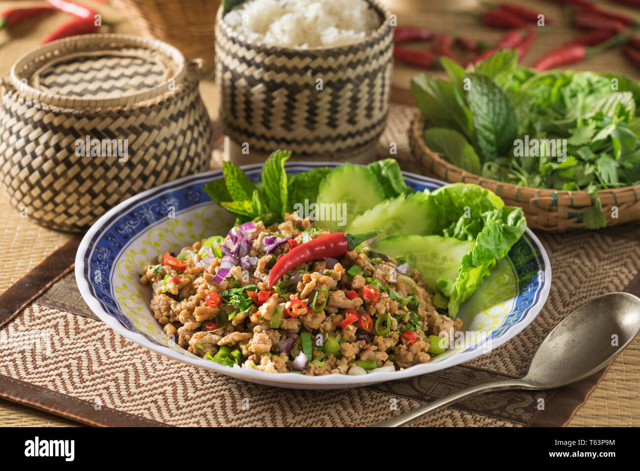Larb. Di carne macinata di maiale e insalata di erbe alimentari Laos Foto Stock