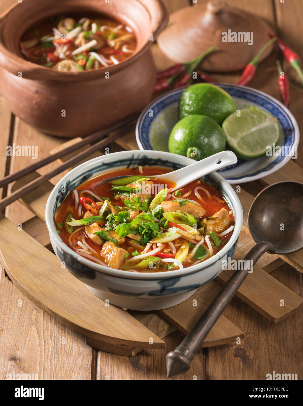 Khao poon. Riso zuppa di noodle. Laos cibo Foto Stock