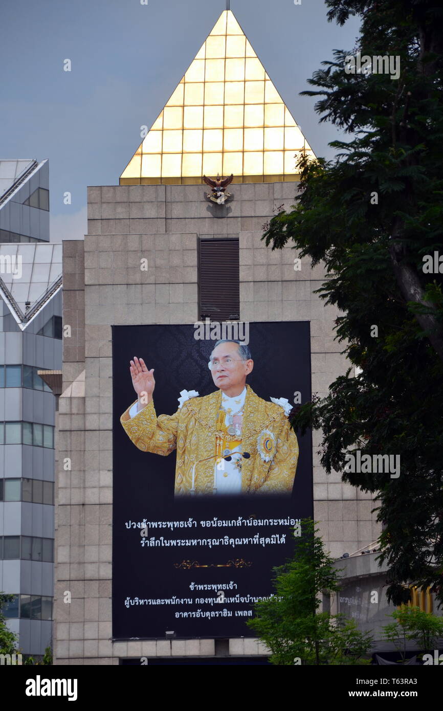 Una grande immagine del Re Bhumibol Adulyadej, re di Thailandia 1946 - 2016, sul lato del luogo Abdulrahim edificio per uffici nel centro di Bangkok Foto Stock