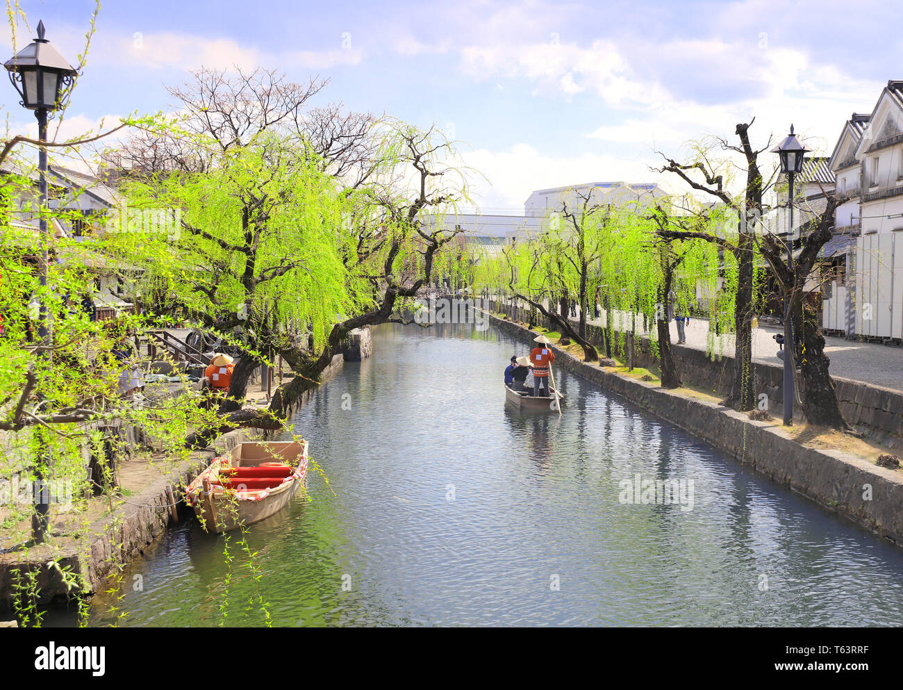 Persone in un vecchio stile barca, Kurashiki canal nel quartiere Bikan, Kurashiki city, Giappone Foto Stock