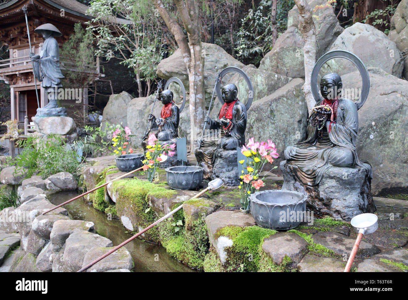 Temizuya - bacino di acqua per compiere l'abluzione rituale in Daishouin (Daishou-in) tempio buddista, sacra Miyajima island, Prefettura di Hiroshima, regione Chugoku, Ja Foto Stock
