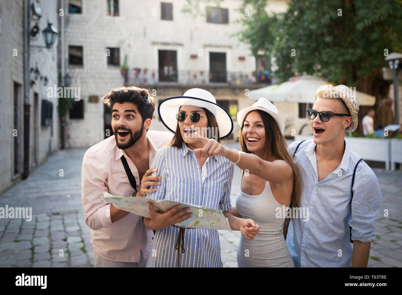 Gruppo di amici felici godendo gita turistica in città. Foto Stock