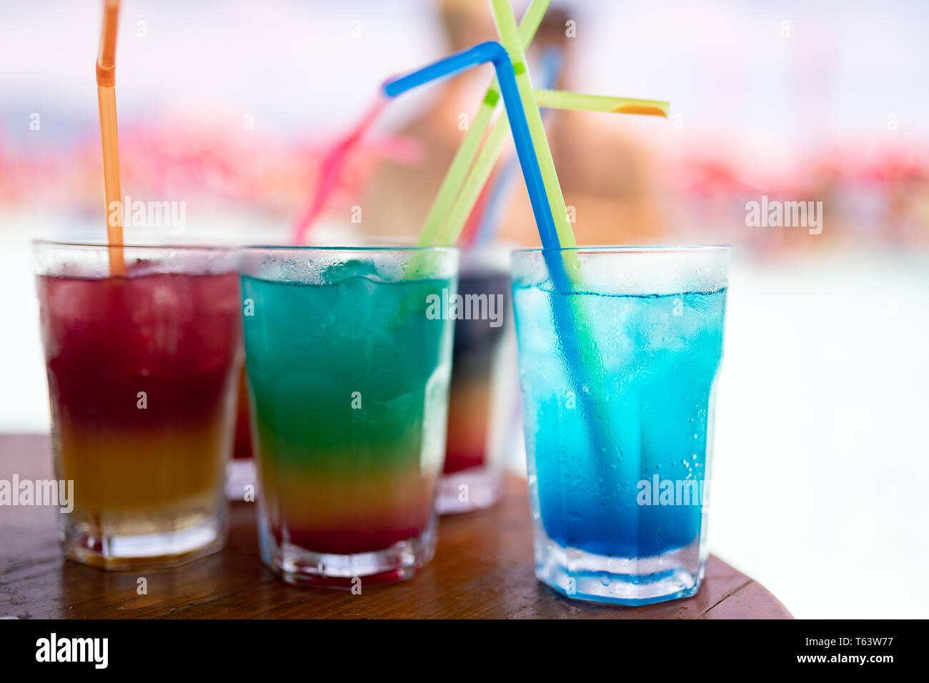 Tropical cocktail freschi drink sulla spiaggia tropicale Foto Stock