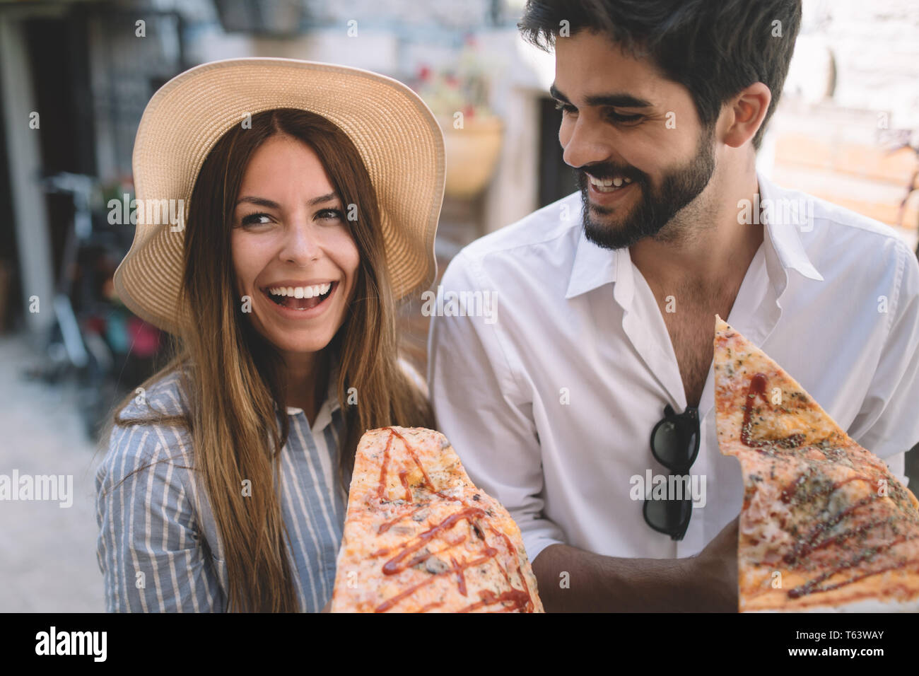Gruppo di amici a mangiare la pizza mentre si è in viaggio in vacanza Foto Stock