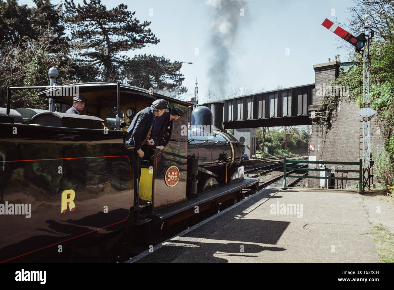 Sheringham, Regno Unito - 21 Aprile 2019: equipaggio guardando fuori della cabina sulla linea di papavero treno a vapore, noto anche come il North Norfolk ferroviario, un patrimonio Rai a vapore Foto Stock