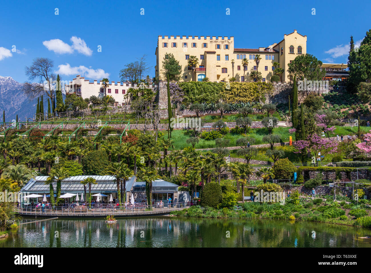 Panorama del Castello e Giardino botanico di Castel Trauttmansdorff in un paesaggio delle Alpi di Merano. Merano, in provincia di Bolzano, Alto Adige, Italia. Foto Stock