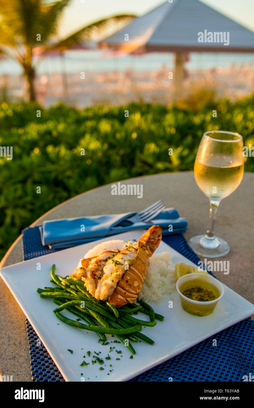 Astice cucina a base di pesce spiaggia di Grace Bay, Providenciales, Turks and Caicos Islands, dei Caraibi. Foto Stock