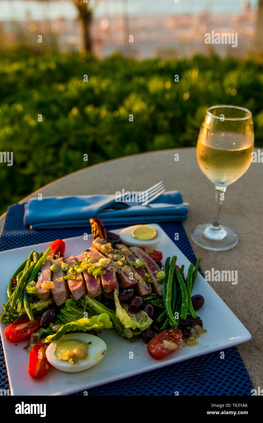 Tonno grigliato cucina a base di pesce, spiaggia di Grace Bay, Providenciales, Turks and Caicos Islands, dei Caraibi. Foto Stock